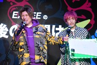 兼近の回答に苦い表情を見せるりんたろー。（左）。