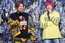 囲み取材に応じるEXIT。