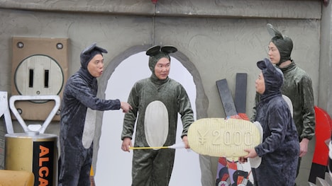 かまいたちがゲスト出演する「断捨離やってみた」のワンシーン。(c)TITAN/TOPICS/フジテレビ