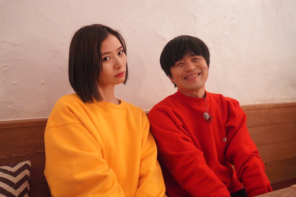 「バカリズム特番～朝日奈央の恩返し～」に出演する（左から）朝日奈央、バカリズム。(c)フジテレビ