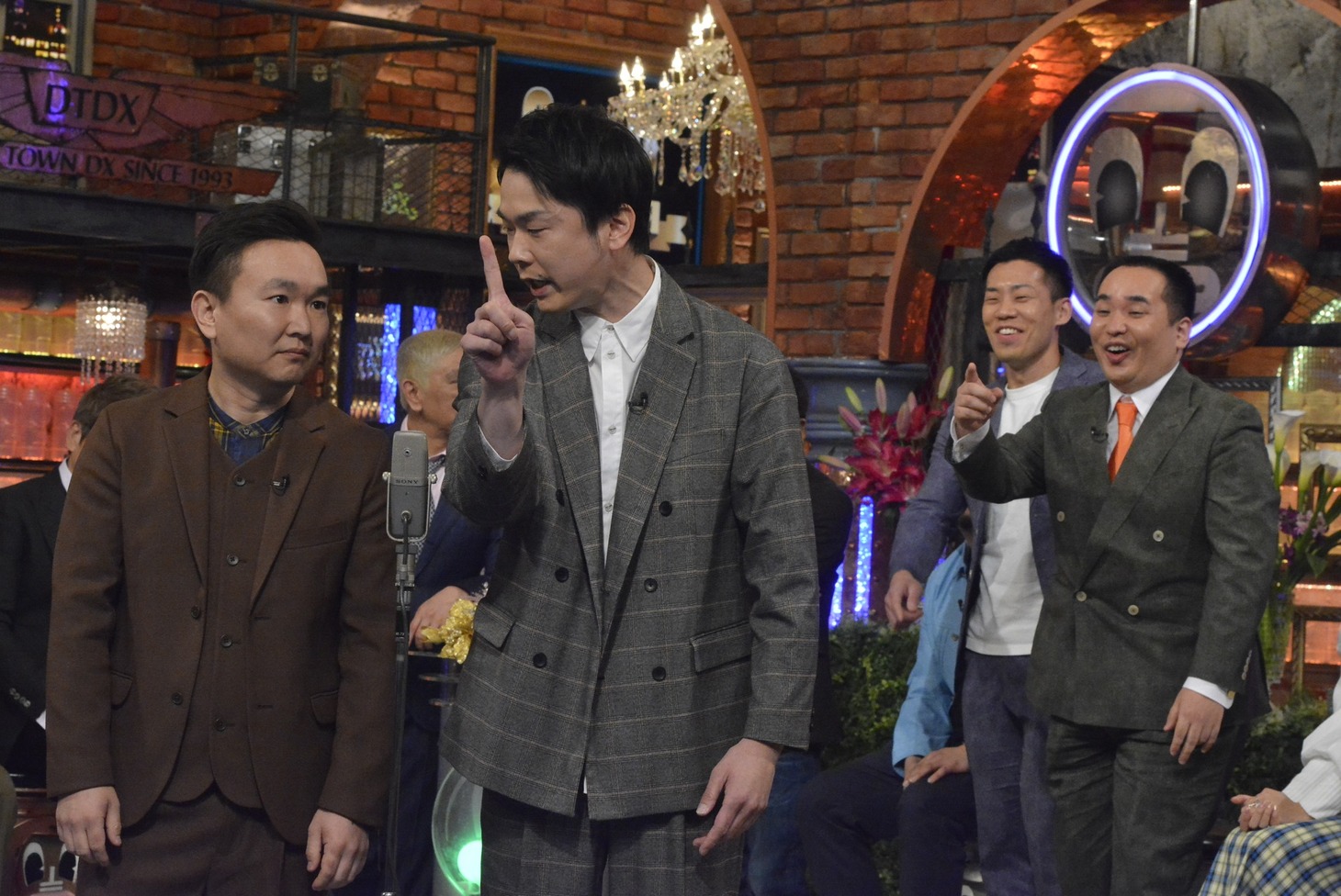 左からかまいたち、ミルクボーイ。(c)読売テレビ