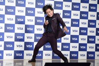 自己紹介をするぺこぱ松陰寺。「動きが速すぎてブレている写真を使ってほしい」とマスコミに呼びかけていた。