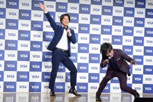 織田信成に扮してボケるぺこぱシュウペイ（左）と、それをフォローするぺこぱ松陰寺（右）。