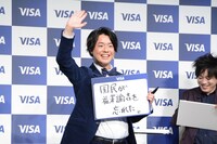 大喜利の回答を出したあと、マスコミに手を振るぺこぱシュウペイ。