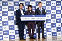 左からぺこぱ、ビザ・ワールドワイド・ジャパン株式会社のスティーブン・カーピン社長。