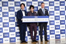 左からぺこぱ、ビザ・ワールドワイド・ジャパン株式会社のスティーブン・カーピン社長。