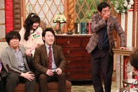 宮下草薙と宮下の母（後列）、明石家さんま。(c)フジテレビ