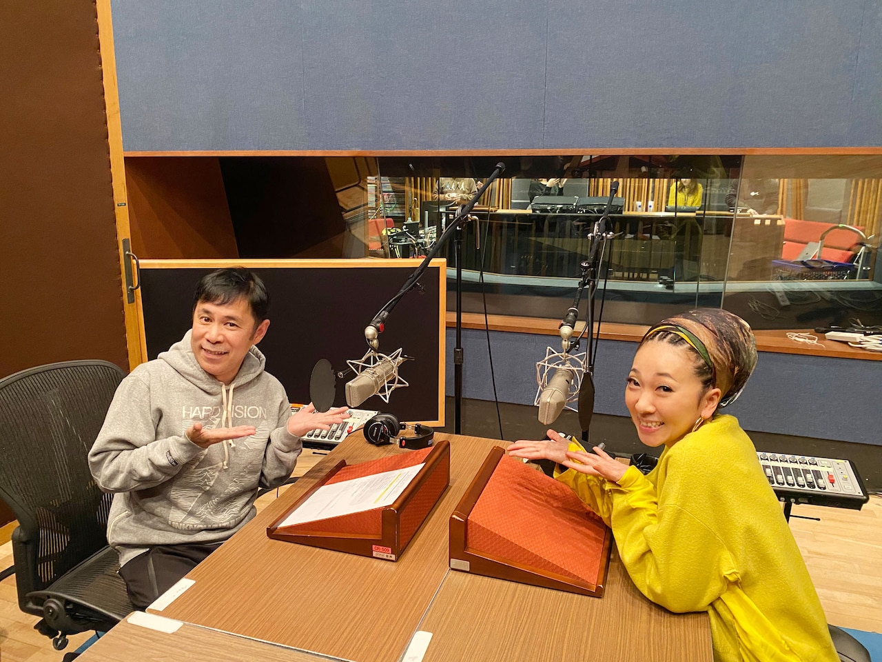 ナインティナイン岡村（左）とMISIA（右）。(c)NHK