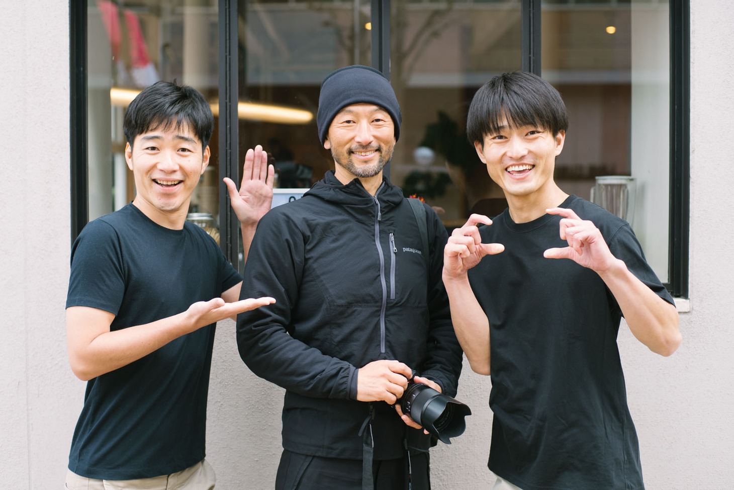 ジャルジャルとキービジュアルを撮影した写真家・藤代冥砂氏（中央）。