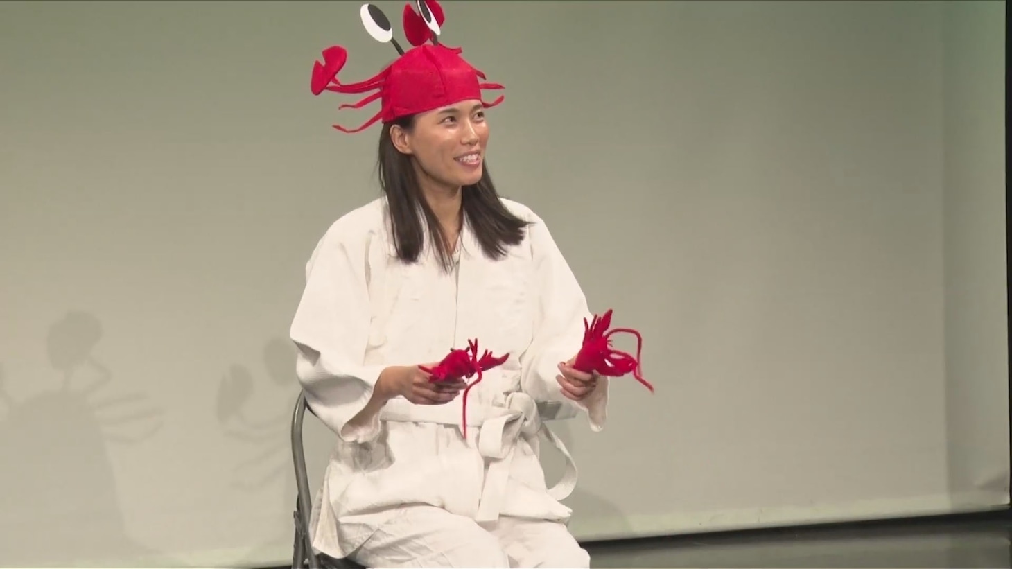 DVD「紺野ぶるま10周年記念単独ライブ『新妻、お貸しします。～ぽっきし税抜3000円～』」より。