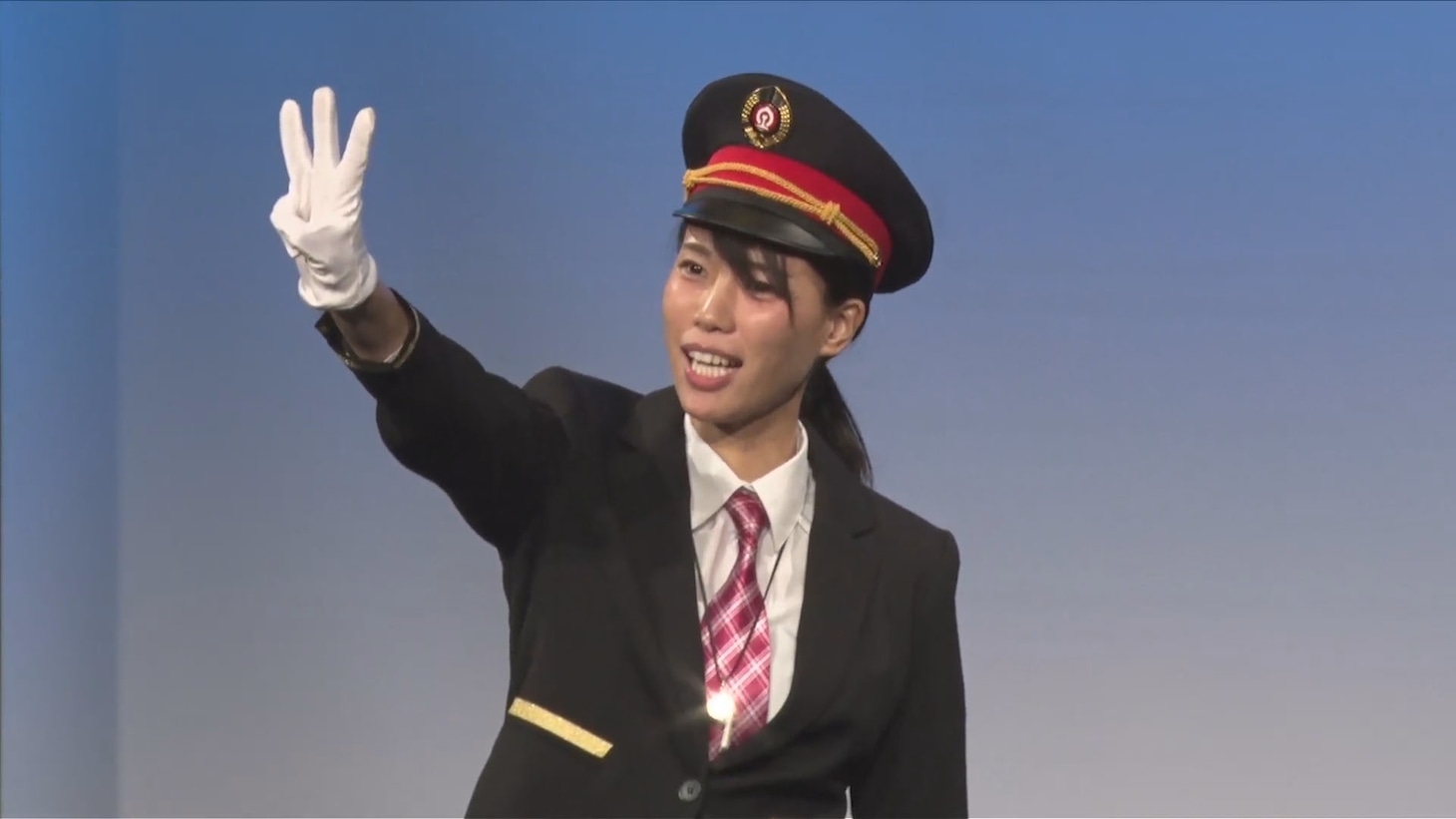 DVD「紺野ぶるま10周年記念単独ライブ『新妻、お貸しします。～ぽっきし税抜3000円～』」より。