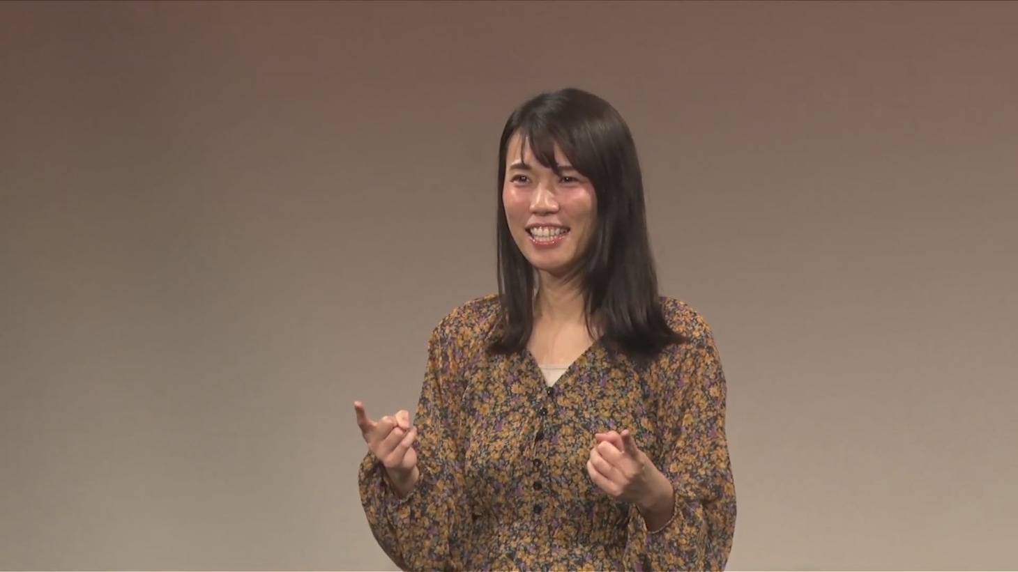 DVD「紺野ぶるま10周年記念単独ライブ『新妻、お貸しします。～ぽっきし税抜3000円～』」より。