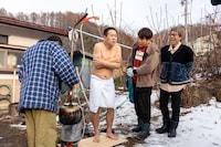 FUJIWARA原西（左から2人目）が屋外でシャワーを浴びる様子。(c)SBC