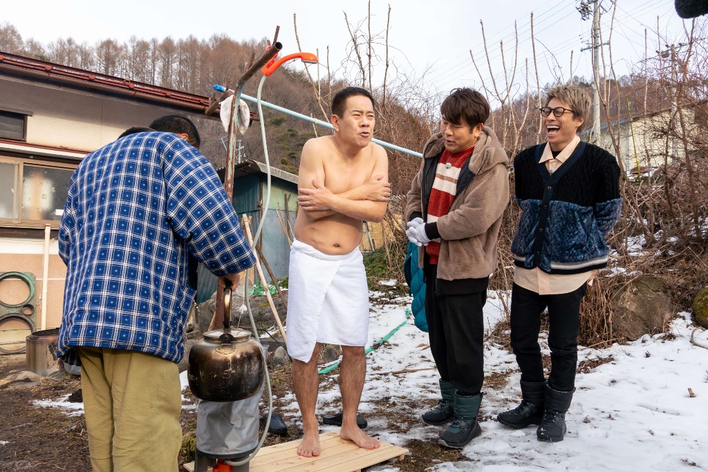FUJIWARA原西（左から2人目）が屋外でシャワーを浴びる様子。(c)SBC