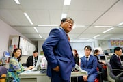 「カンテレアナウンサー真冬の挑戦SP ～カンニング竹山局長のドラマ制作指令を遂行せよ～」に出演するカンニング竹山（中央）。(c)関西テレビ