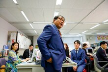 「カンテレアナウンサー真冬の挑戦SP ～カンニング竹山局長のドラマ制作指令を遂行せよ～」に出演するカンニング竹山（中央）。(c)関西テレビ