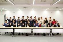 カンニング竹山と関西テレビのアナウンサーたち。(c)関西テレビ