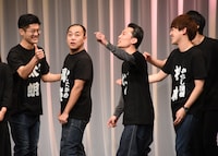 オープニングからツッコミを炸裂させるきしたかの高野（左から2人目）。