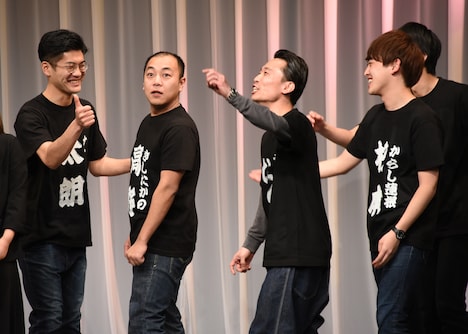 オープニングからツッコミを炸裂させるきしたかの高野(左から2人目)。