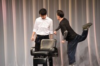 ツッコむカミナリたくみ。足がよく上がっている。