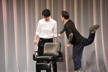 ツッコむカミナリたくみ。足がよく上がっている。