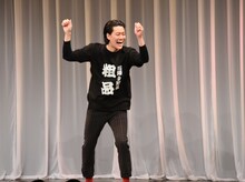 最大風速ボーナスを獲得して喜ぶ霜降り明星・粗品。