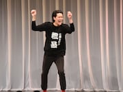 最大風速ボーナスを獲得して喜ぶ霜降り明星・粗品。