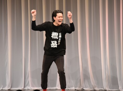 最大風速ボーナスを獲得して喜ぶ霜降り明星・粗品。