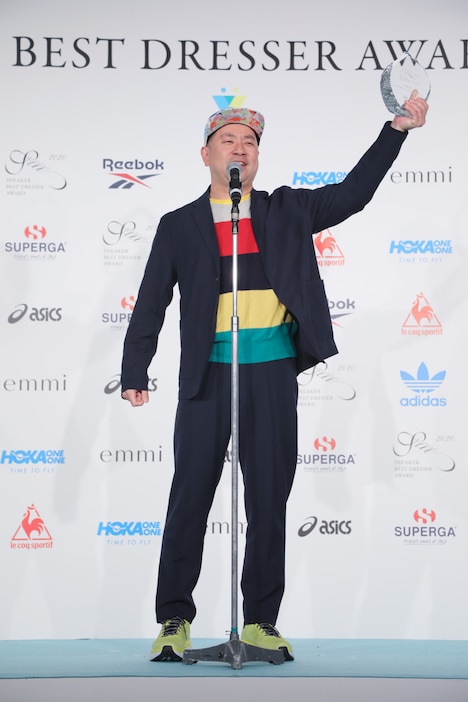 「スニーカーベストドレッサー賞」特別賞を受賞したレイザーラモンRG。