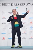 「スニーカーベストドレッサー賞」特別賞を受賞したレイザーラモンRG。