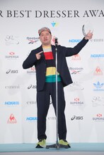 「スニーカーベストドレッサー賞」特別賞を受賞したレイザーラモンRG。