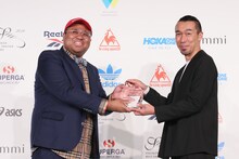 「スニーカーベストドレッサー賞」芸人部門を受賞したマテンロウ・アントニー（左）。