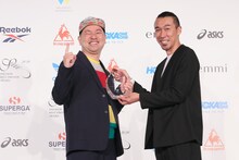 「スニーカーベストドレッサー賞」特別賞を受賞したレイザーラモンRG（左）。