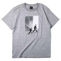 西村ツチカがイラストを手がけた「君はシリアス」Tシャツ。