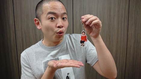 ふくちゃんチェンジングキーホルダーを手にするゾフィー上田。