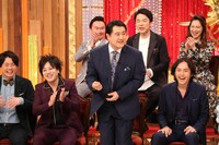 （前列左から）ぺこぱ、小手伸也、秋川雅史、（後列左から）かまいたち、ファーストサマーウイカ。(c)フジテレビ