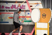 太鼓を叩くもう中学生。