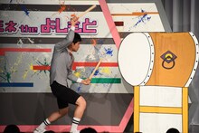 太鼓を叩くもう中学生。