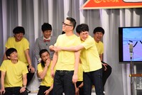 ショートネタを披露するシソンヌ。