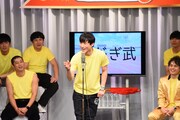 ショートネタを披露するなだぎ武。
