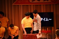 五右衛門風呂に入りながらラフレクランきょんの悩みを聞くもう中学生（右）。