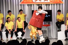 またぐことが困難なため下から五右衛門風呂に入る祇園・木崎。