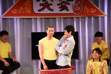 五右衛門風呂に入りながらパンサー尾形の悩みを聞くもう中学生（右）。