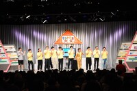 1人で行進するパンサー向井に、ほかの選手は「モミモミー！」と合いの手を入れて激励。