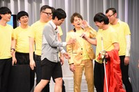 がんばりを認められヒラメシールをゲットするパンサー向井。