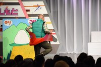 客席を飛行機で駆け抜けるライト兄弟。