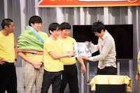 ベストリーダーシップ賞のなだぎ武には野々村誠のアルバムが贈られた。