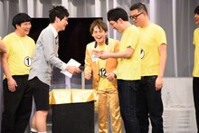 ベストファッション賞のシソンヌじろうには24金の「南」が贈られた。