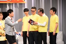 MVPに選ばれたジョイマン高木（右から2人目）。