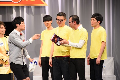 MVPに選ばれたジョイマン高木(右から2人目)。